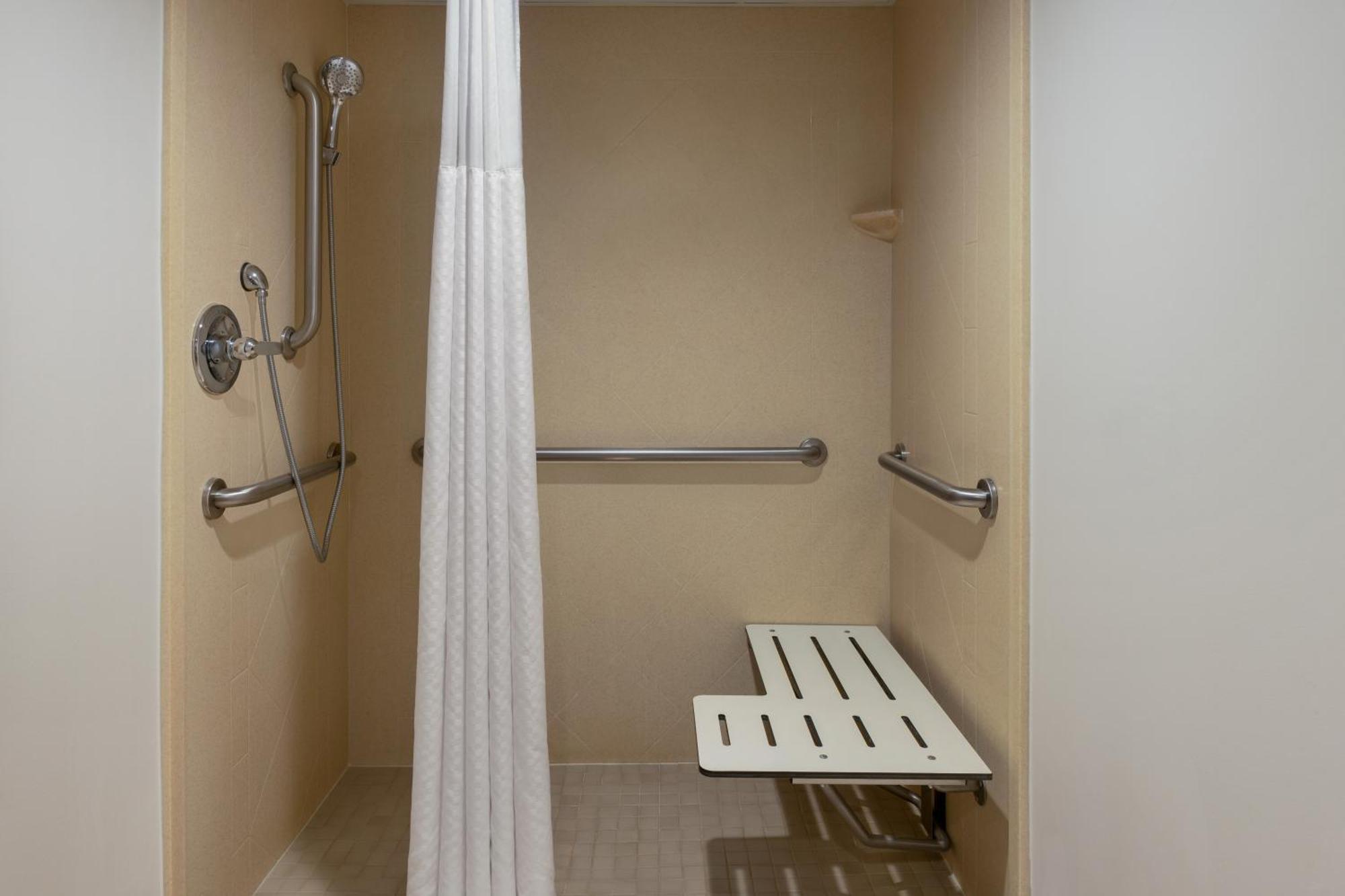 La Quinta Inn & Suites By Wyndham レイク・ジョージ エクステリア 写真
