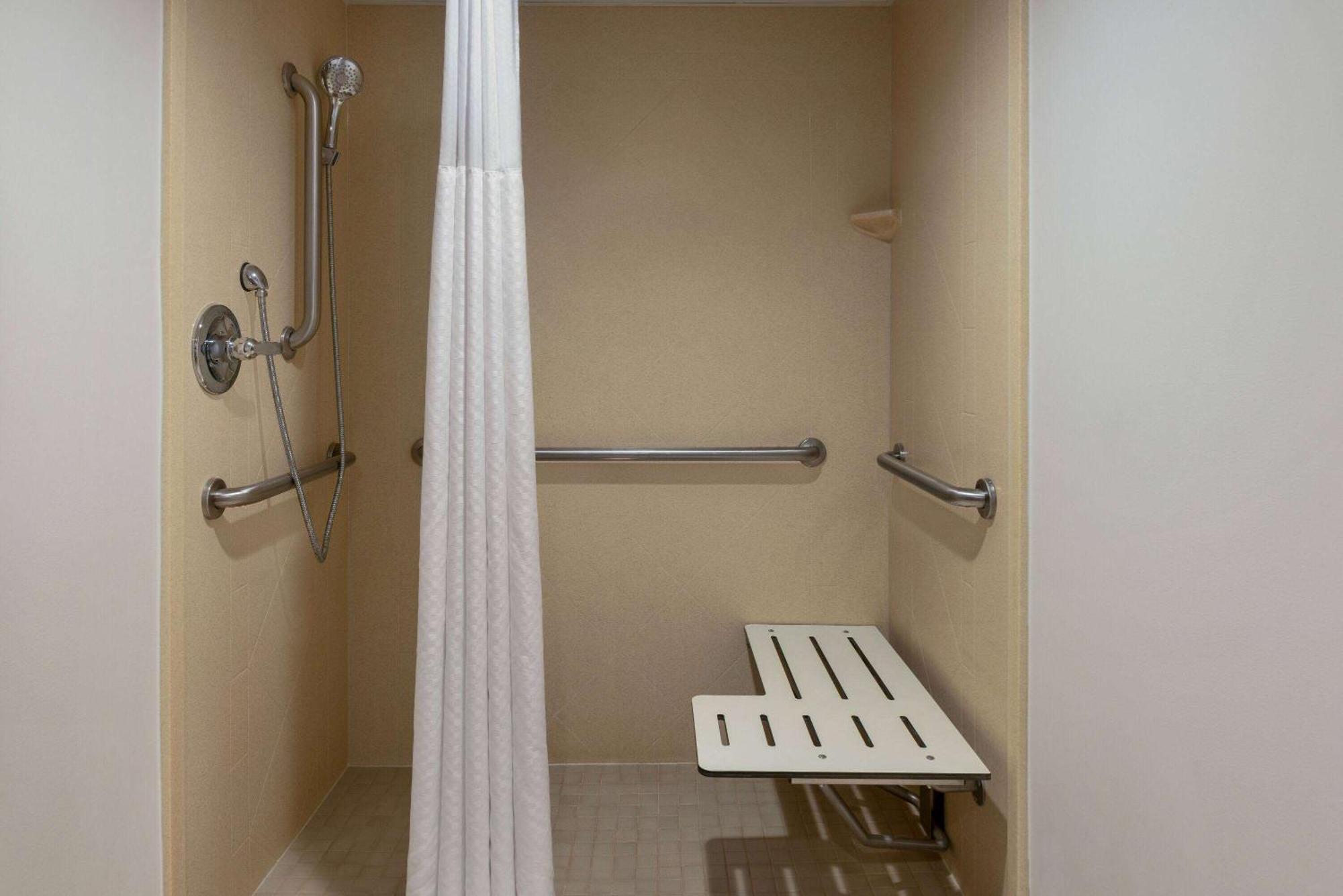 La Quinta Inn & Suites By Wyndham レイク・ジョージ エクステリア 写真